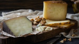 ¿Qué diferencias hay entre el queso manchego y el queso gouda en términos de sabor y textura?
