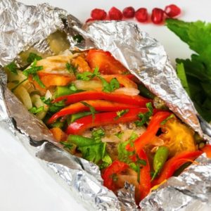 pescado empapelado con verduras frescas colombianas