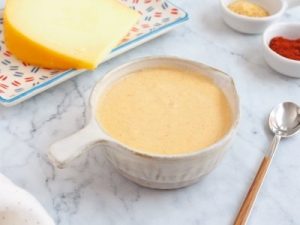 ¿Cómo se puede derretir el queso gouda y qué recetas fáciles se pueden hacer con él?