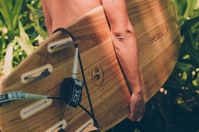 detalles para llevar una tabla de surf en coche